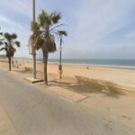 Adosado en la playa de regla