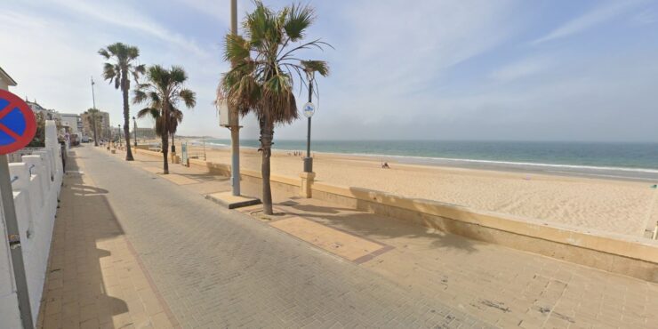Adosado en la playa de regla